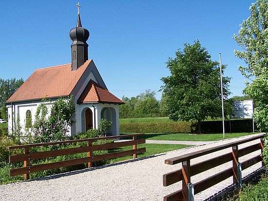 Kirche und Wirtshaus:
Kapelle Mutter Gottes im Moos, Wieskapelle und Marktsaal Pilsting