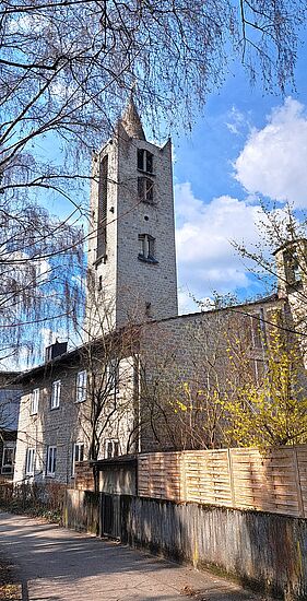 Kirche und Wirtshaus:
Evangelische Erlöserkirche  
und Hotel Adebar Dingolfing