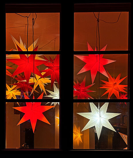 ---Adventliche Feierstunde mit Themen der Vorweihnachtszeit